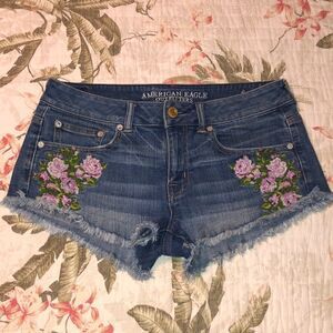 𝑨𝑬 6 Distressed Embroidered Blue Denim Stretch Raw Hem Shorts